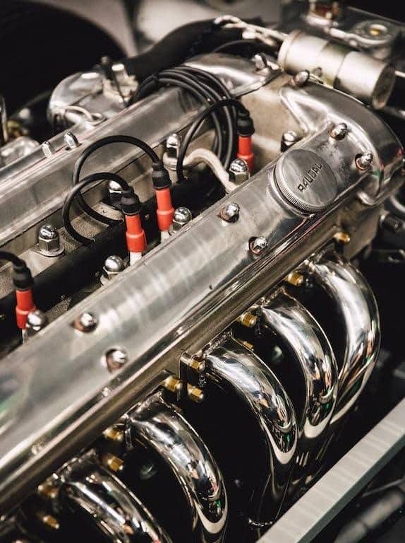 immagine di un dettaglio del motore di un'auto