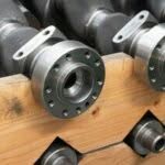 primo piano di pezzi di ricambio auto su un espositore in legno