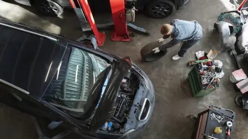 primo piano di pezzi di ricambio auto su un espositore in legno